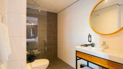 Badkamer met gratis toiletartikelen in de comfort kamer van Hotel Marktstad in Schagen met toilet en douche