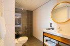 Badkamer met gratis toiletartikelen in de comfort kamer van Hotel Marktstad in Schagen met toilet en douche