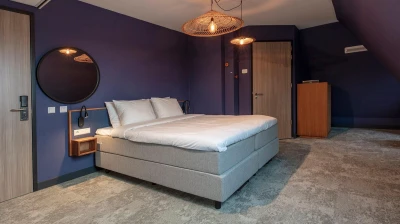 Overzicht van de comfort kamer van Hotel Marktstad in Schagen met de mogelijkheid om televisie te kijken uit bed.