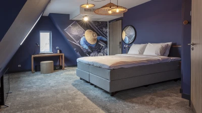 Queen zise bed in de comfort kamer van Hotel Marktstad in Schagen waar je heerlijk kunt slapen