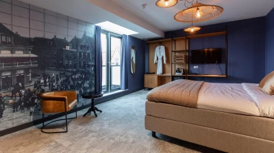 Deluxe Studio kameroverzicht met tweepersoons king size bed, zitje en industriële opbergkast