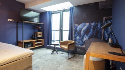 Een luxe stoel met bureau in sfeervolle kamer Hotel Marktstad