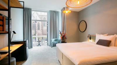Kamer met balkon met uitzicht op de kerk plein centrum Schagen