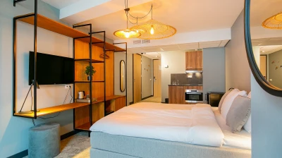 Opgemaakt bed met keuken in studio hotel marktstad