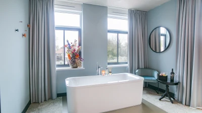 Vrijstaand bad met luxe badartikelen in de Suite van Hotel Marktstad in Schagen