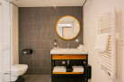 Hotel Marktstad Suite Badkamer met spiegel en gratis handdoeken en toiletvoorzieningen