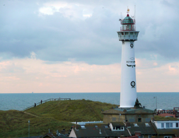Fraaie-vuurtoren-in-egmond-aan-zee-vlakbij-hotel-marktstad