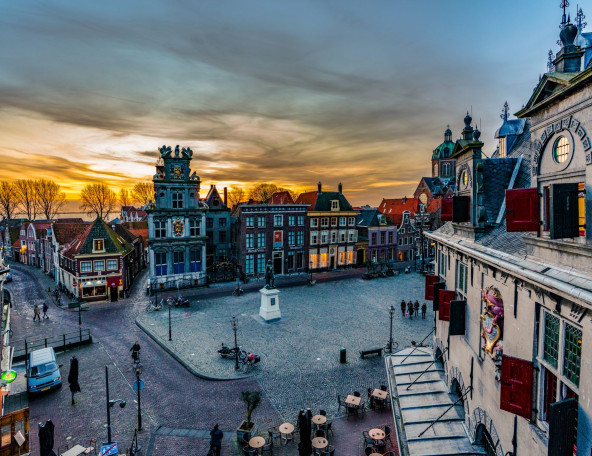 Mooi-stadsplein-met-terassen-in-centrum-hoorn-nabij-hotel-marktstad
