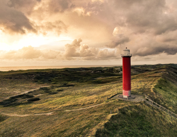 vuurtoren-in-de-duinen-bij-julianadorp-achter-het-strand