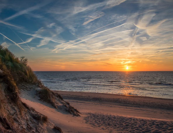 ervaar-de-mooie-stranden-van-noord-holland-met-zons-ondergang-nabij-hotel-marktstad
