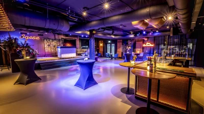 Feestzaal met privebar en podium, ideaal voor een geschikt bedrijfsfeest