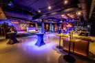 Feestzaal met privebar en podium, ideaal voor een geschikt bedrijfsfeest