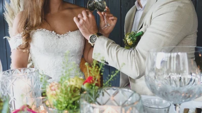 Bruid en Bruidegom proosten op de bruiloft in de Serre Hotel Marktstad. Instagram fotograaf: dskarahanphotography