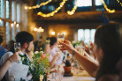 Proosten tijdens een feest-en partij in een feestzaal in Hotel Marktstad in Schagen