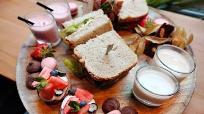 Lekker genieten van een heerlijke high tea in restaurant de ooievaar