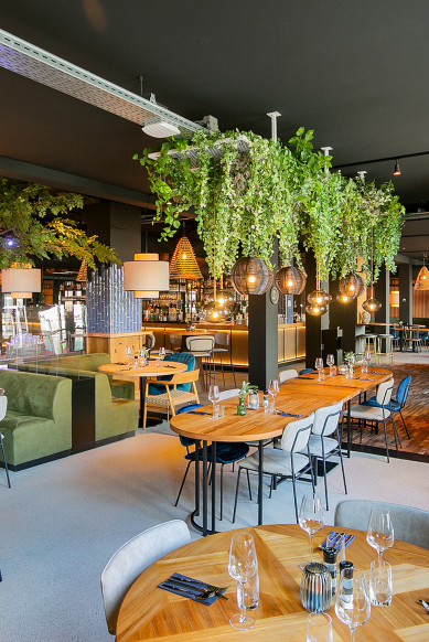 Gedekte tafels in Grand Cafe De Ooievaar in Hotel Marktstad in Schagen