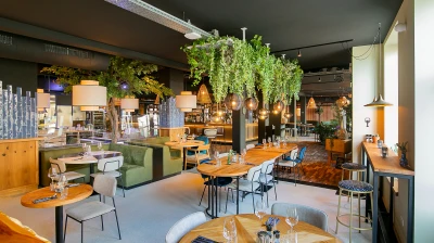 Gedekte tafels in Grand Cafe De Ooievaar in Hotel Marktstad in Schagen