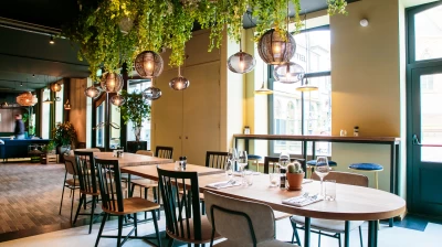 Een gedekte tafel in Grand Cafe De Ooievaar