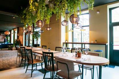 Een gedekte tafel in Grand Cafe De Ooievaar