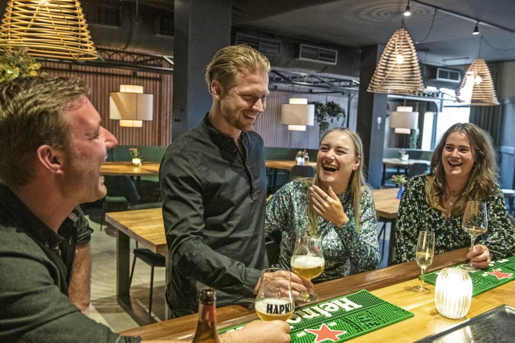 Samen proosten op een sfeervolle plek