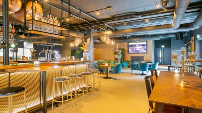 Hotelbar Igesz in Schagen met krukken aan de bar en een stamtafel