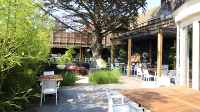 Barbecue en tafels en stoelen in Stadstuin De Oude Boom in Hotel Marktstad in Schagen