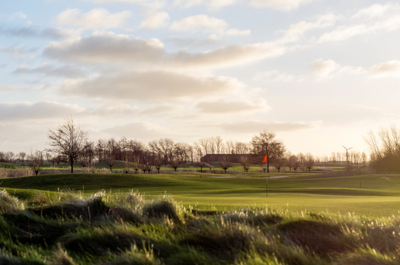 Golfbaan Dirkshorn met 18 holes vlakbij Hotel Marktstad.