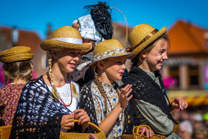 Drie jonge dames in West Friese kledingdracht tijdens de Westfriese Folklore in Schagen